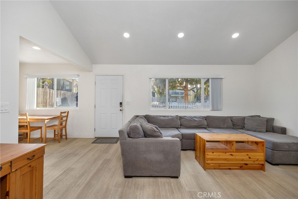 204 Springfield Avenue Huntington Beach, CA 92648 - Photo 22 of 40 Unit B - Living Room
