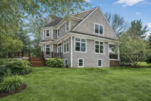 a house that is sitting in the grass
