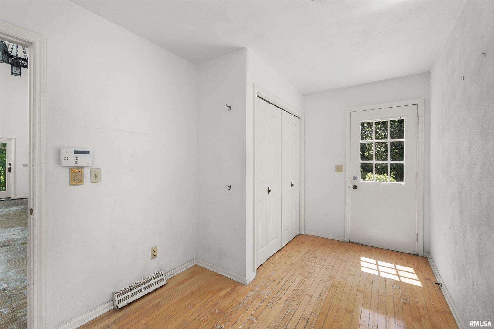5 White Oak Court Moline, IL 61265 - Photo 29 of 57 a view of an empty room with wooden floor and a window