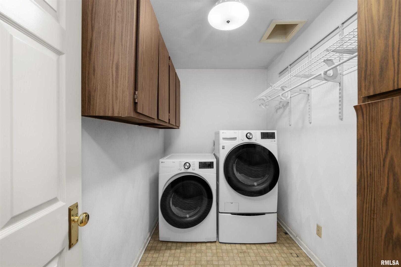 5 White Oak Court Moline, IL 61265 - Photo 30 of 57 a utility room with sink dryer and washer
