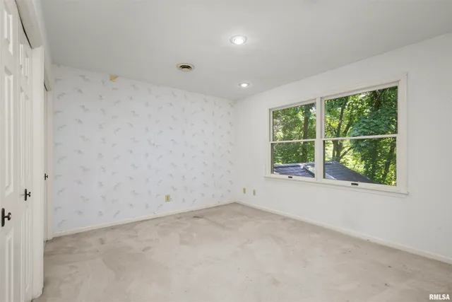 a view of a big room with a garage