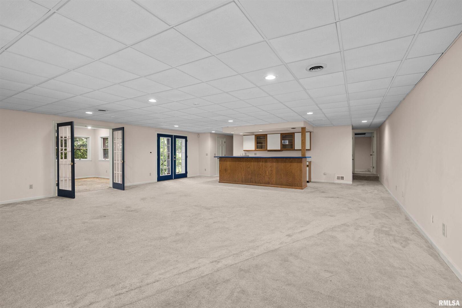 5 White Oak Court Moline, IL 61265 - Photo 44 of 57 a big room with closet and windows