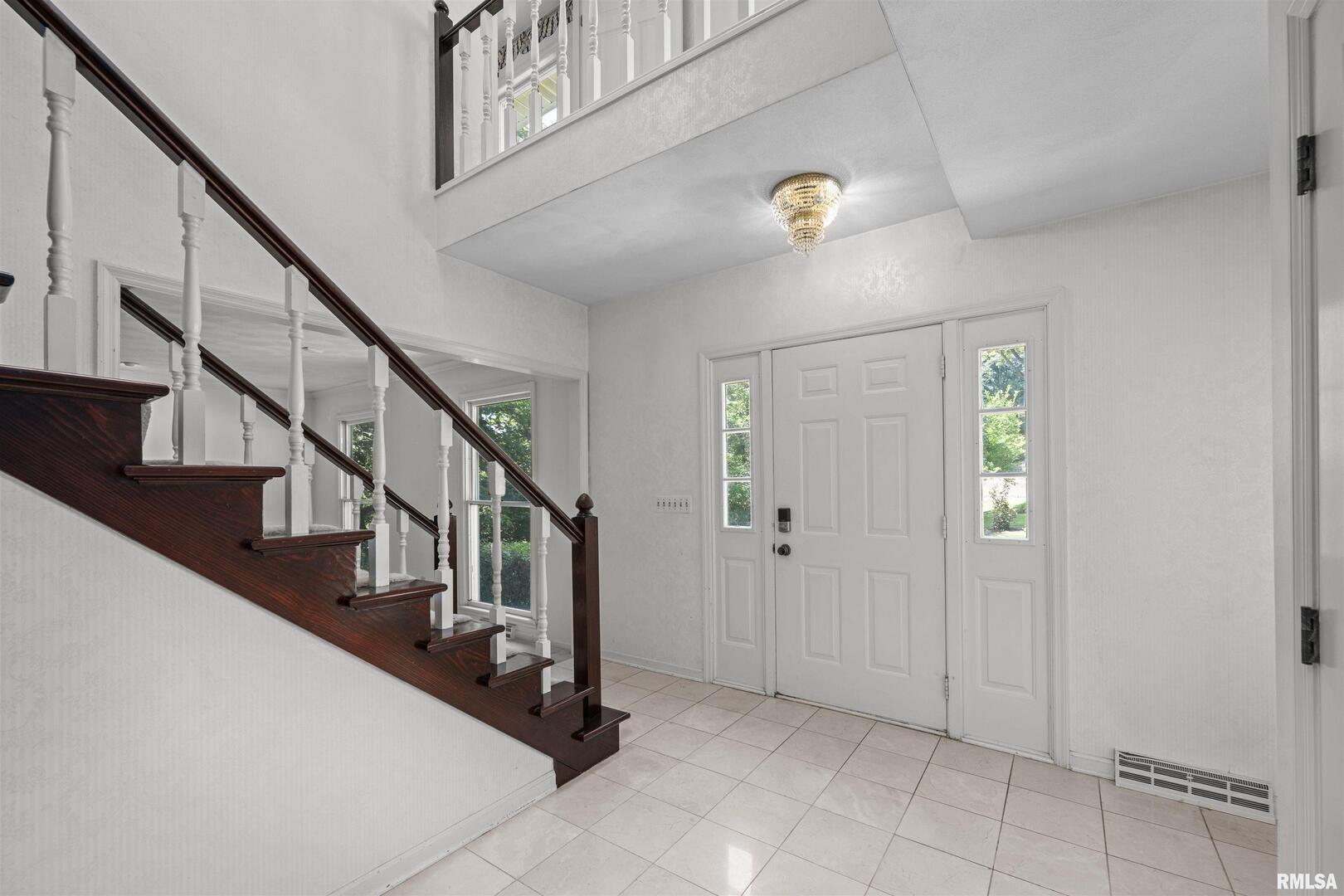 5 White Oak Court Moline, IL 61265 - Photo 7 of 57 a view of an entryway