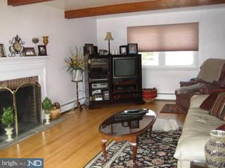 320 Marple Road Broomall, PA 19008 - Photo 2 of 6 Living Room
