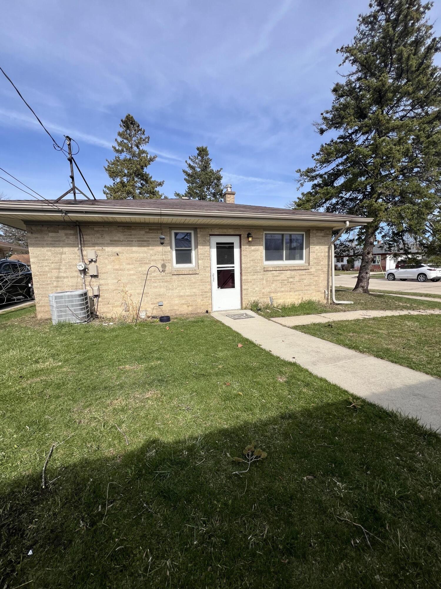 1854 Jupiter Avenue Racine, WI 53404 - Photo 2 of 14 Back of home