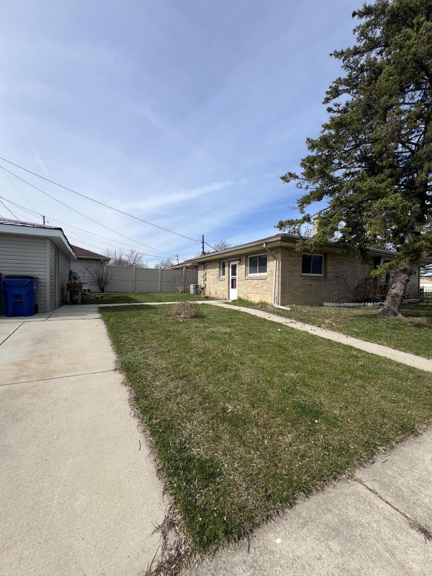 1854 Jupiter Avenue Racine, WI 53404 - Photo 4 of 14 Yard