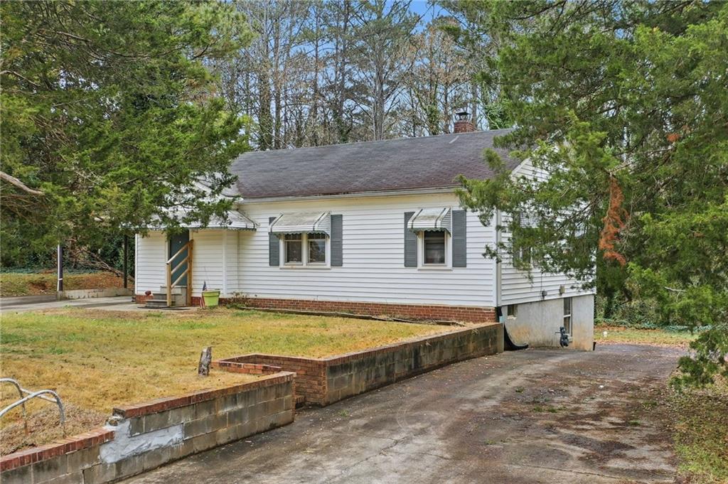 a view of a house with swimming pool and a yard