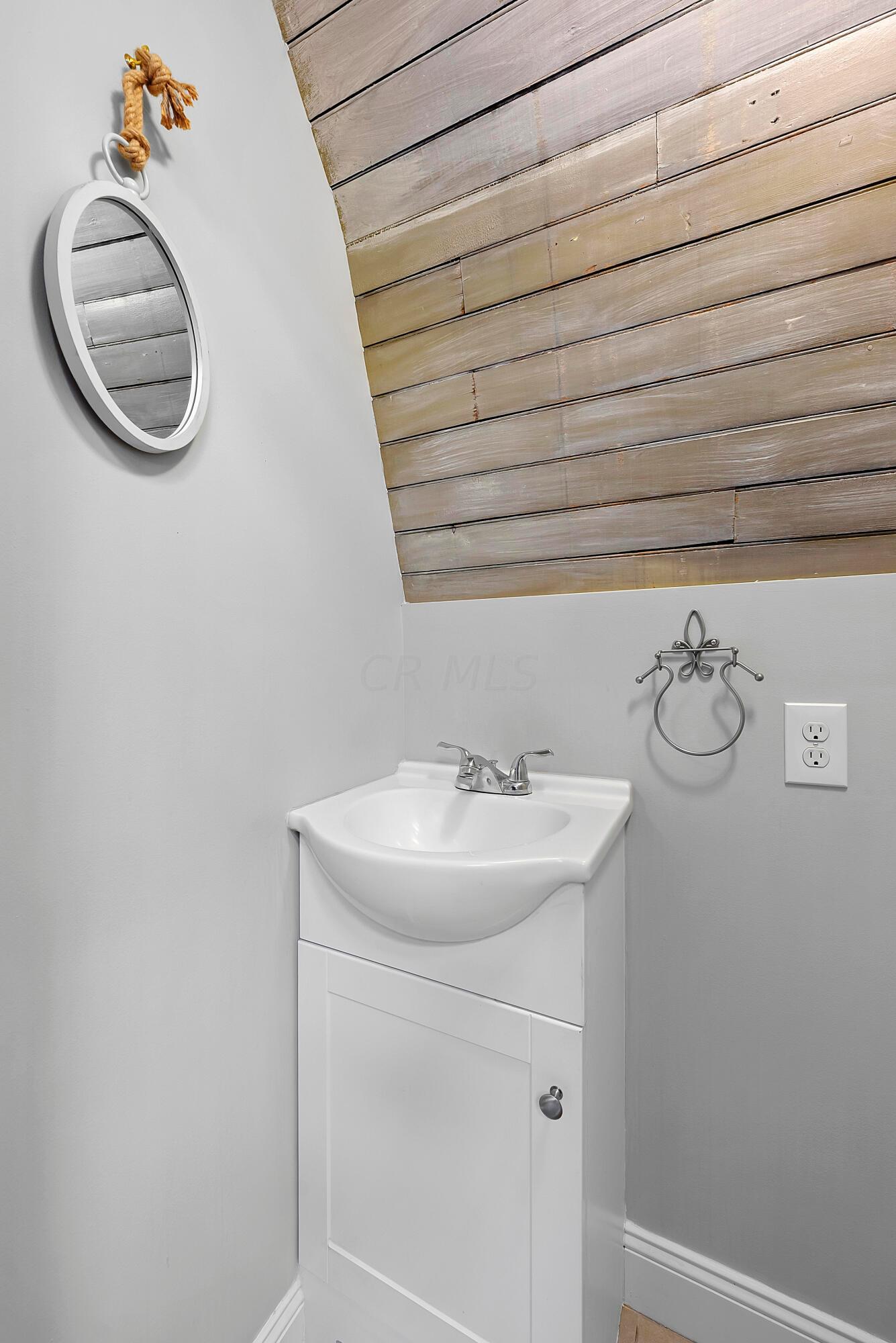 59 Wilson Avenue Columbus, OH 43205 - Photo 59 of 74 3rd Level Half Bathroom