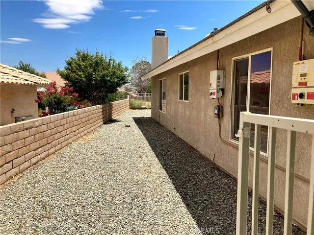 a view of a house with backyard