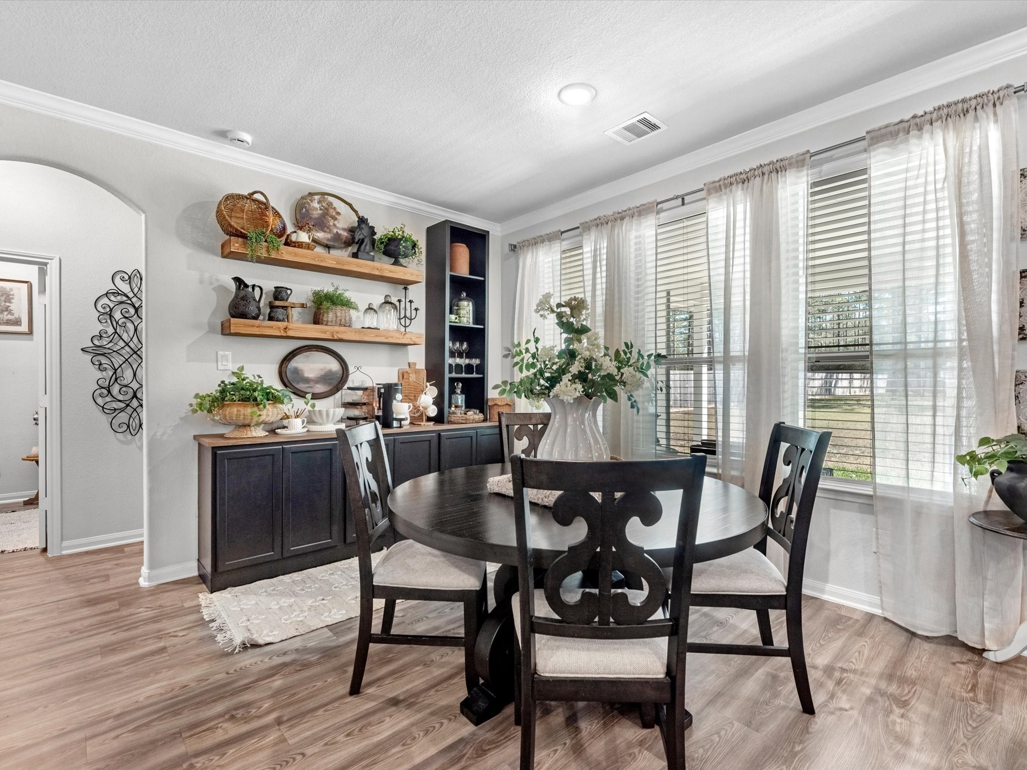 9746 Guadalupe Street Conroe, TX 77303 - Photo 18 of 42 Adjacent dining area w/ custom, built-in coffee bar