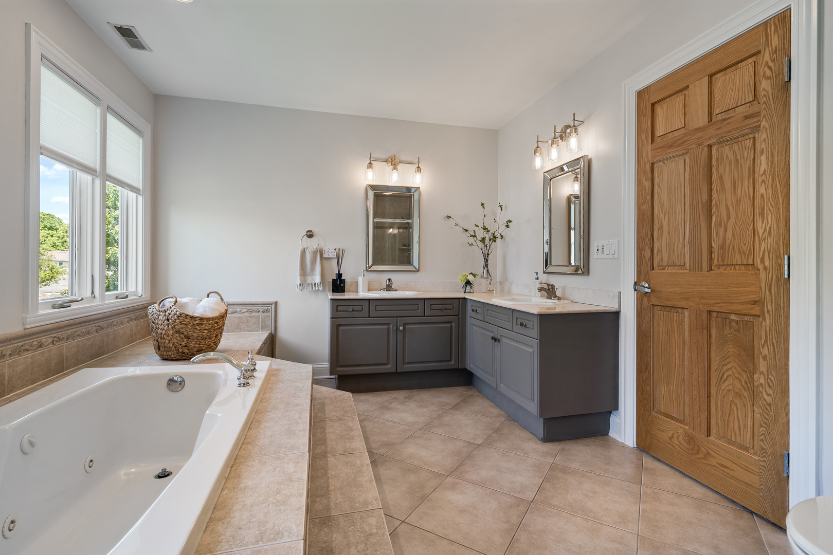 986 Red Oak Street Addison, IL 60101 - Photo 9 of 34
