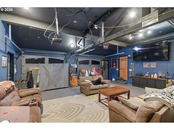 $875,000 | 42801 Island Inn Drive, Lebanon, OR 97355