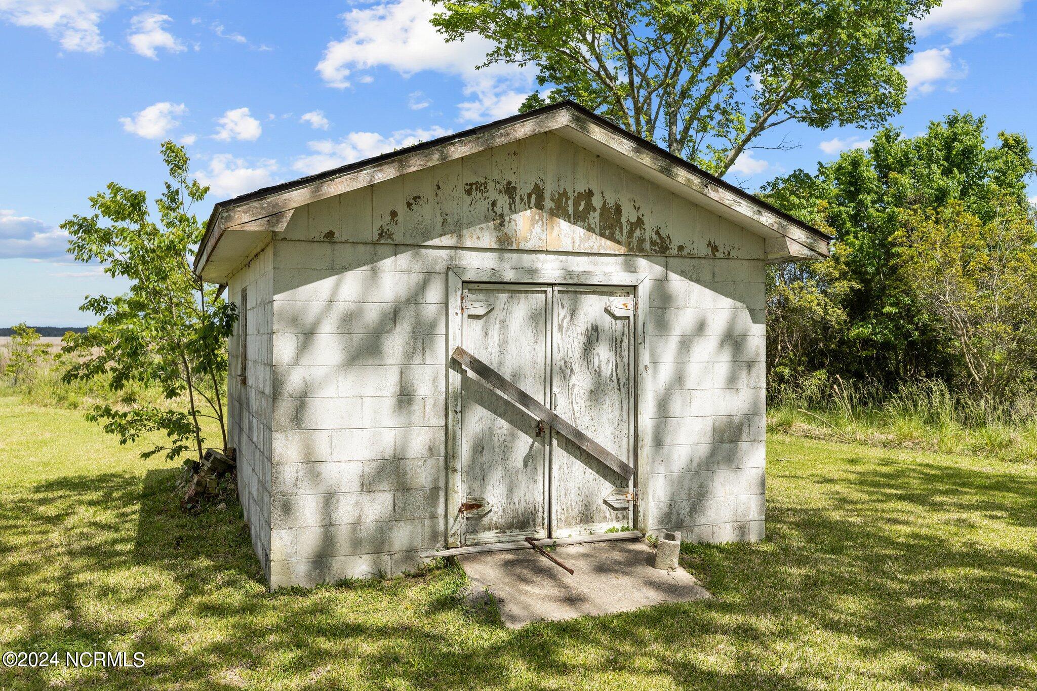 1154 Merrimon Road Beaufort, NC 28516 - Photo 9 of 46 Outdoor Storage Shed
