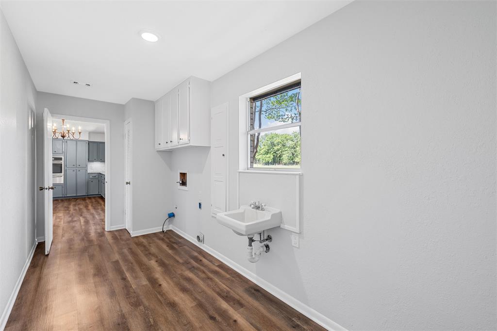 2988 East Old Axtell Road Axtell, TX 76624 - Photo 14 of 38 a spacious bedroom with a bed and a window