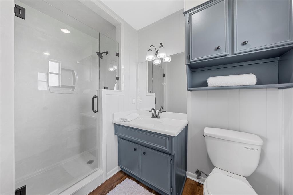 2988 East Old Axtell Road Axtell, TX 76624 - Photo 19 of 38 a bathroom with a toilet sink and mirror