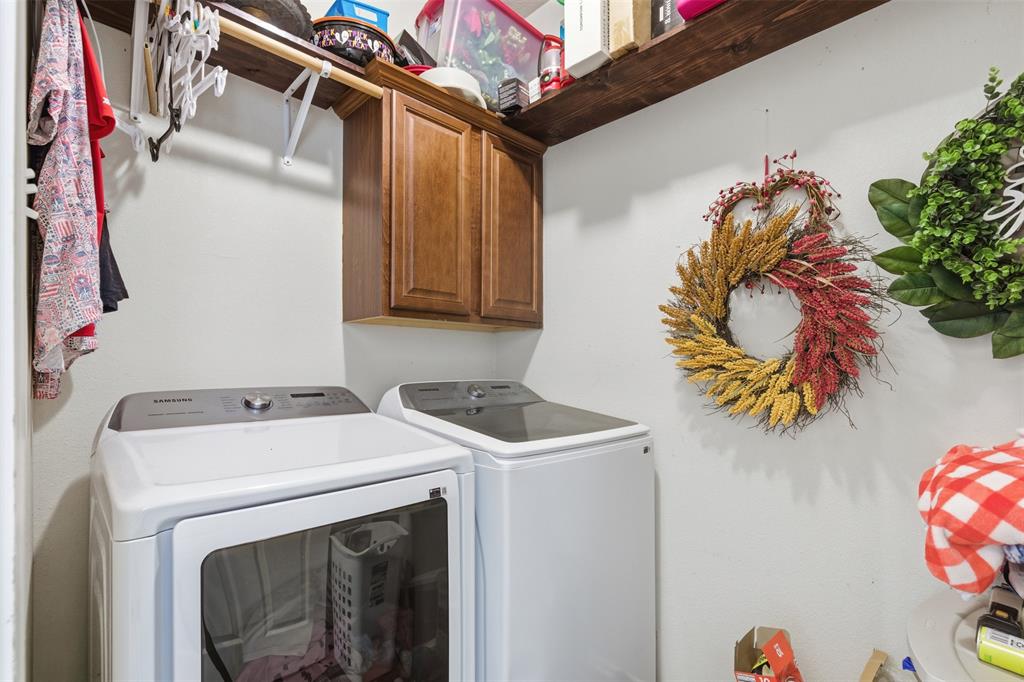 814 Chestnut Grove Drive Cleburne, TX 76033 - Photo 19 of 40 a utility room with dryer and washer