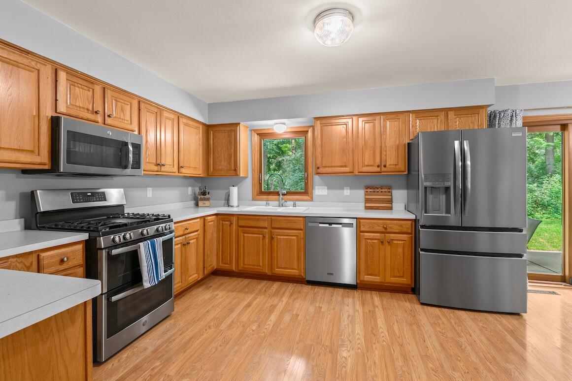 126 North Lapham Peak Road Delafield, WI 53018 - Photo 19 of 38 Kitchen 3