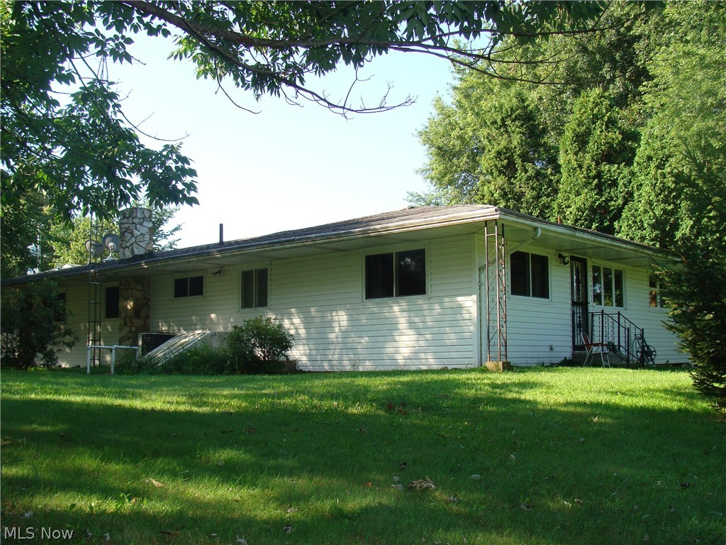 31990 Tower Road Salem, OH 44460 - Photo 4 of 24 side & back of home