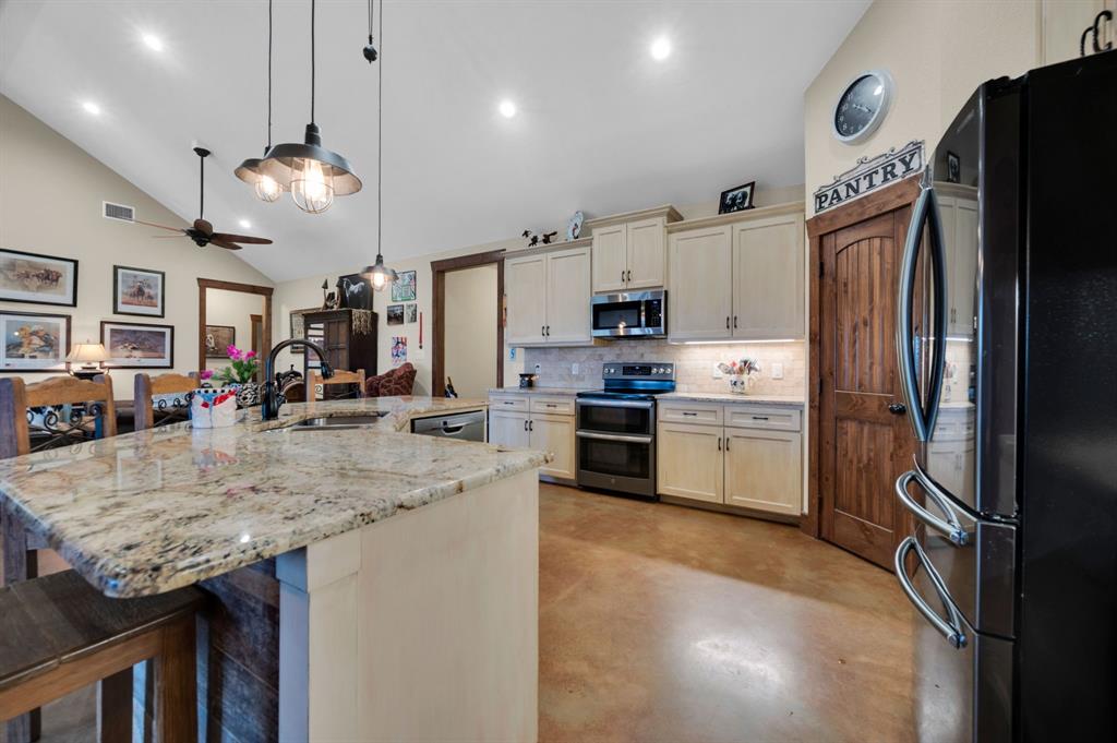 751 Sullivan Road Ennis, TX 75119 - Photo 10 of 38