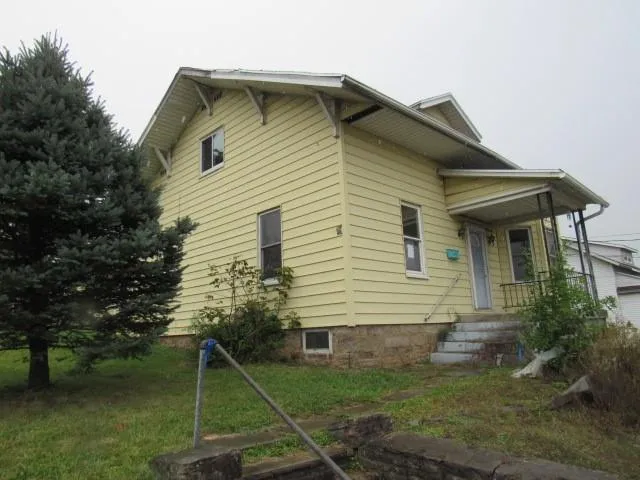 a view of house with backyard