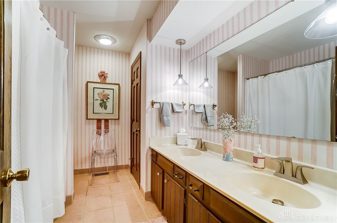 1075 Ambridge Road Centerville, OH 45459 - Photo 35 of 54 Gallery Image 35