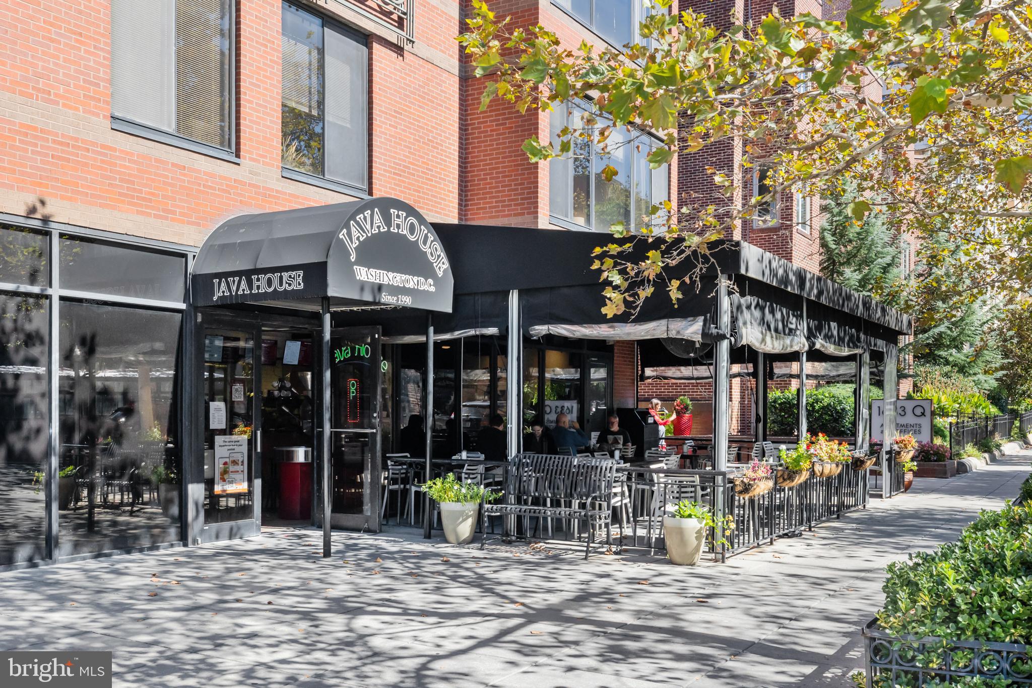 1615 Q Street Northwest, Unit T1 Washington, DC 20009 - Photo 38 of 42 a view of a building with sitting area