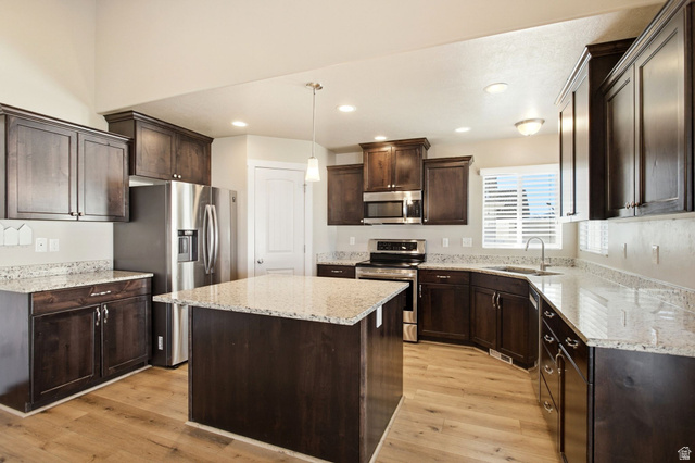 664 South Saddle Road Grantsville, UT 84029 - Photo 6 of 39 Large bar area and lots of counter space.