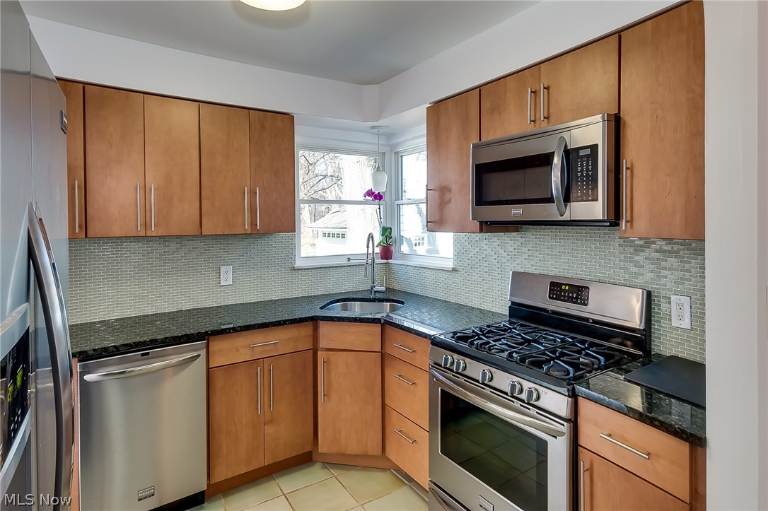 4531 Emerson Road Cleveland, OH 44121 - Photo 5 of 25