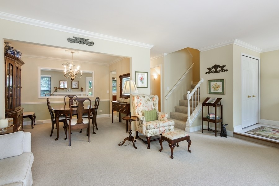 1138 Wheaton Oaks Drive Wheaton, IL 60187 - Photo 4 of 19