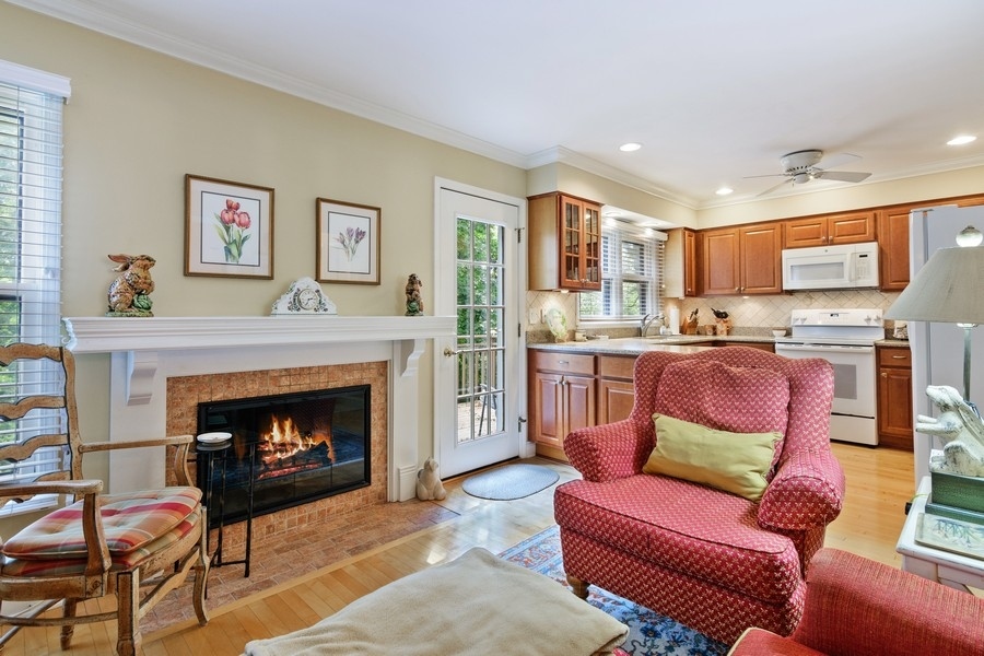 1138 Wheaton Oaks Drive Wheaton, IL 60187 - Photo 7 of 19