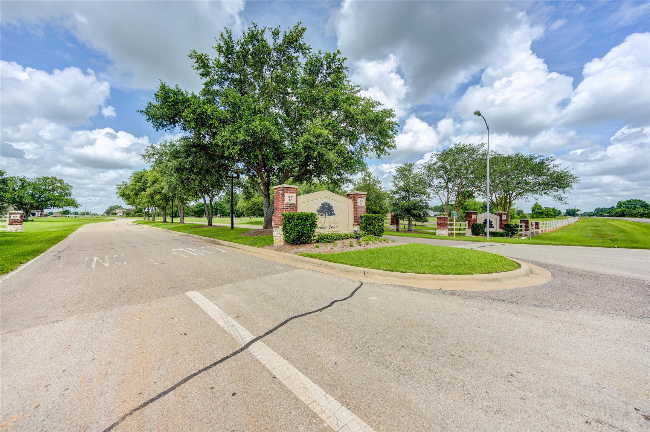 950 Lakeland Circle Rosharon, TX 77583 - Photo 4 of 6 a view of a park with large trees