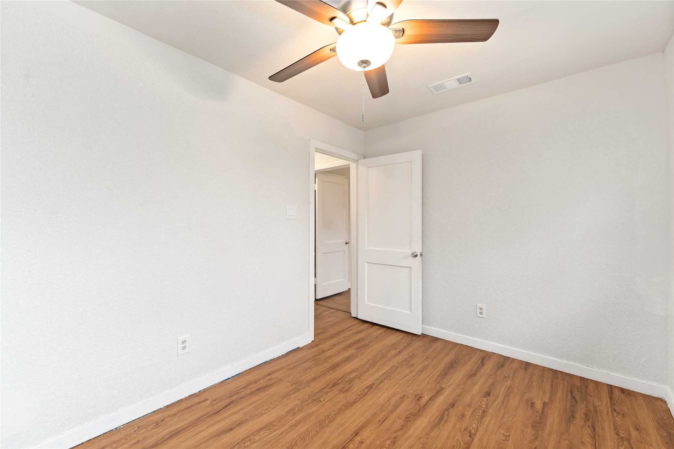 5042 Bataan Road Houston, TX 77033 - Photo 13 of 27