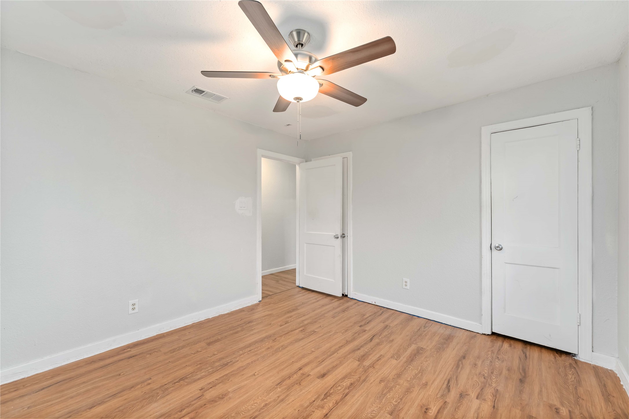 5042 Bataan Road Houston, TX 77033 - Photo 18 of 27