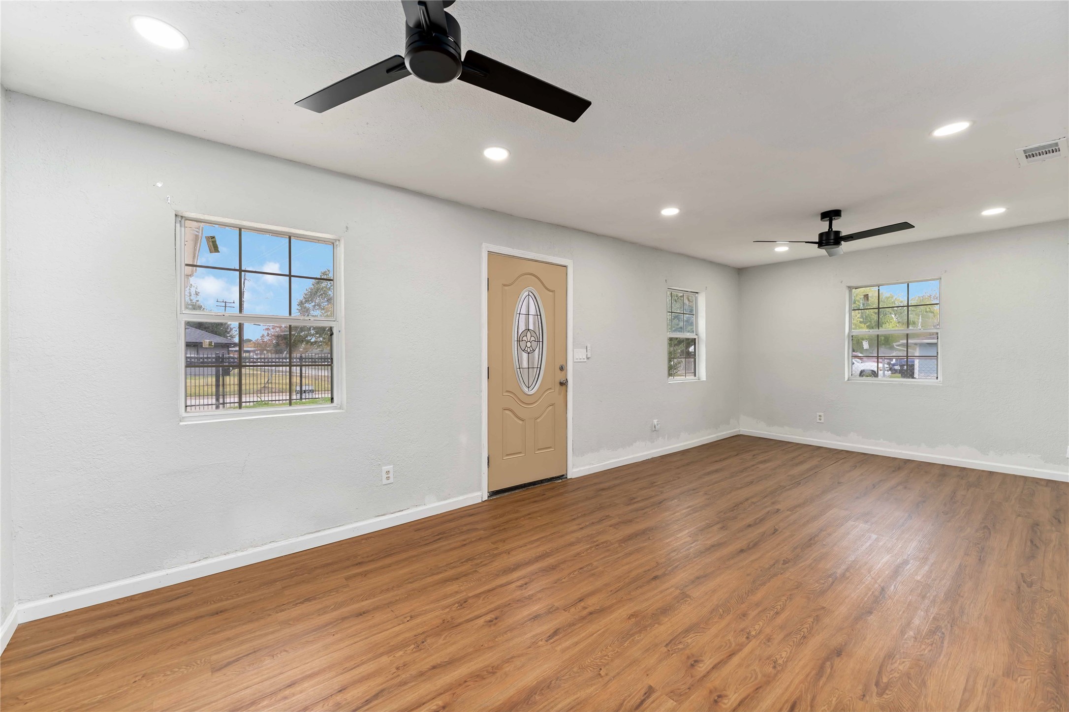 5042 Bataan Road Houston, TX 77033 - Photo 4 of 27