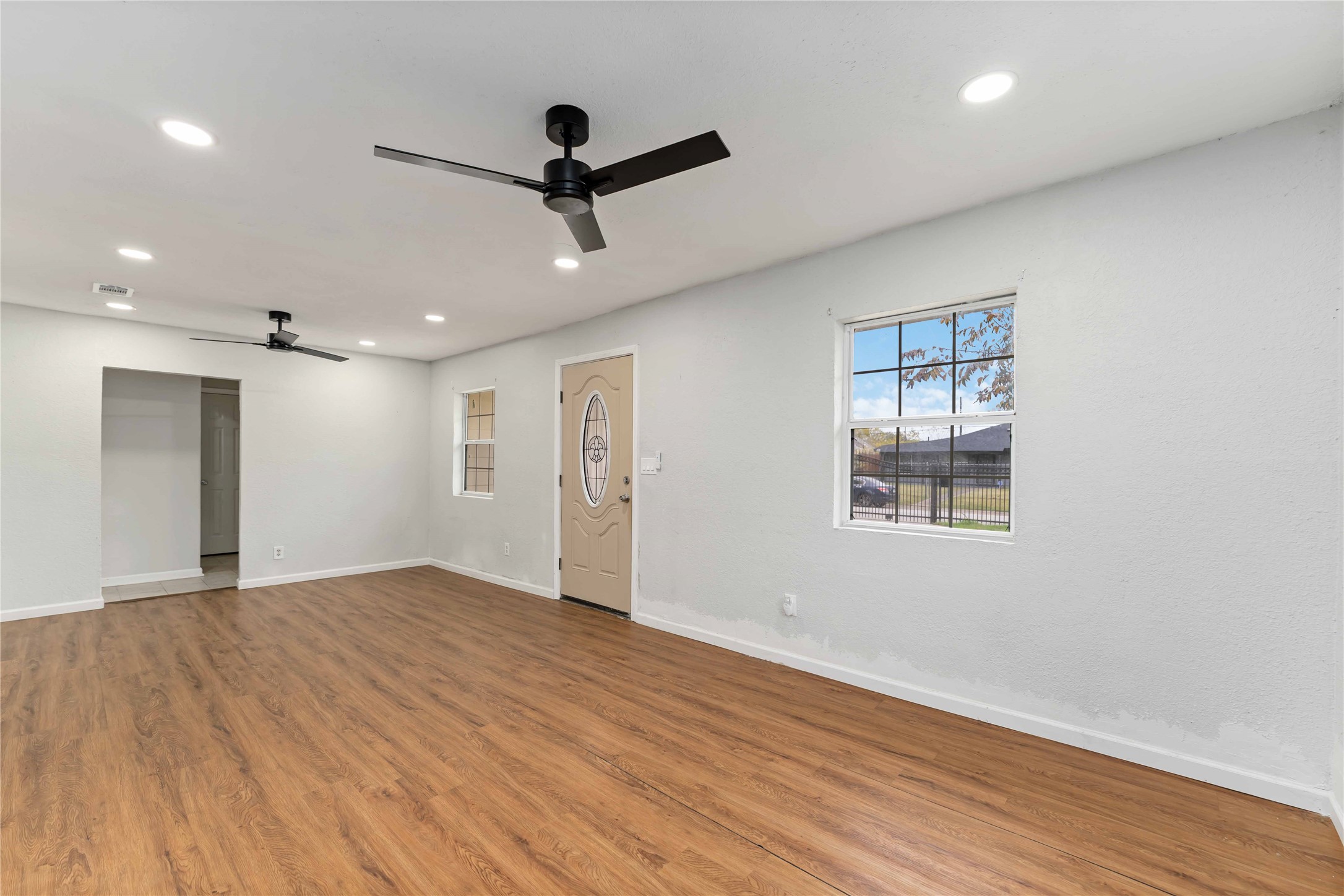 5042 Bataan Road Houston, TX 77033 - Photo 5 of 27