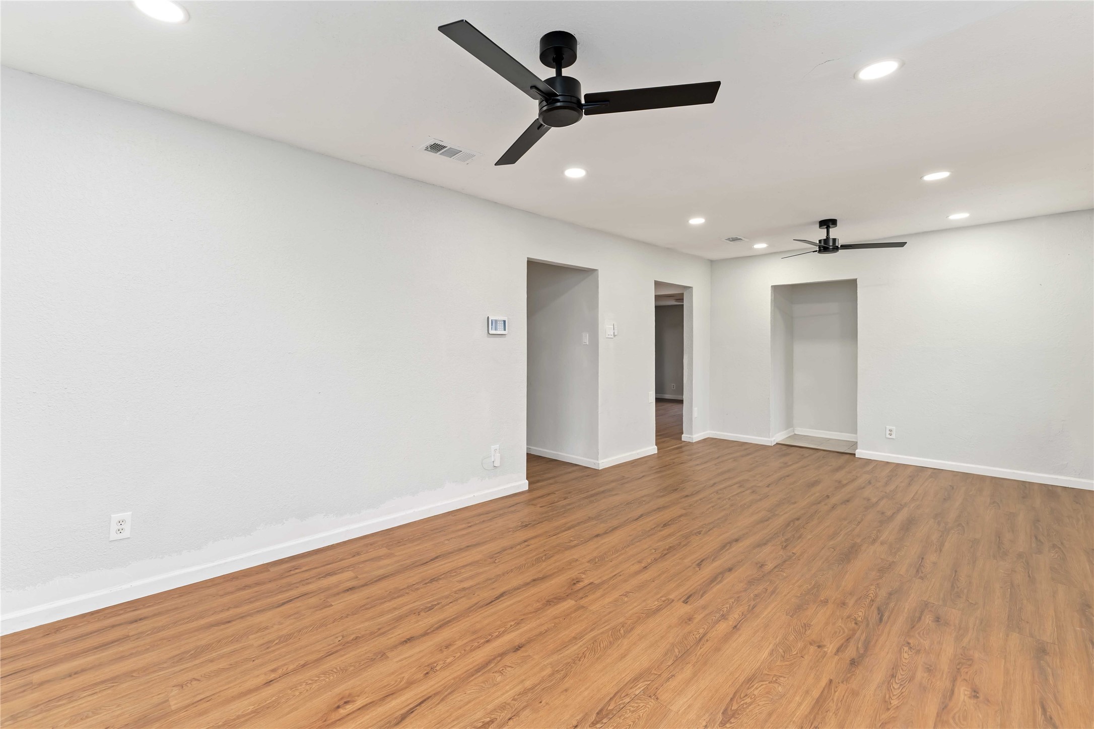 5042 Bataan Road Houston, TX 77033 - Photo 6 of 27