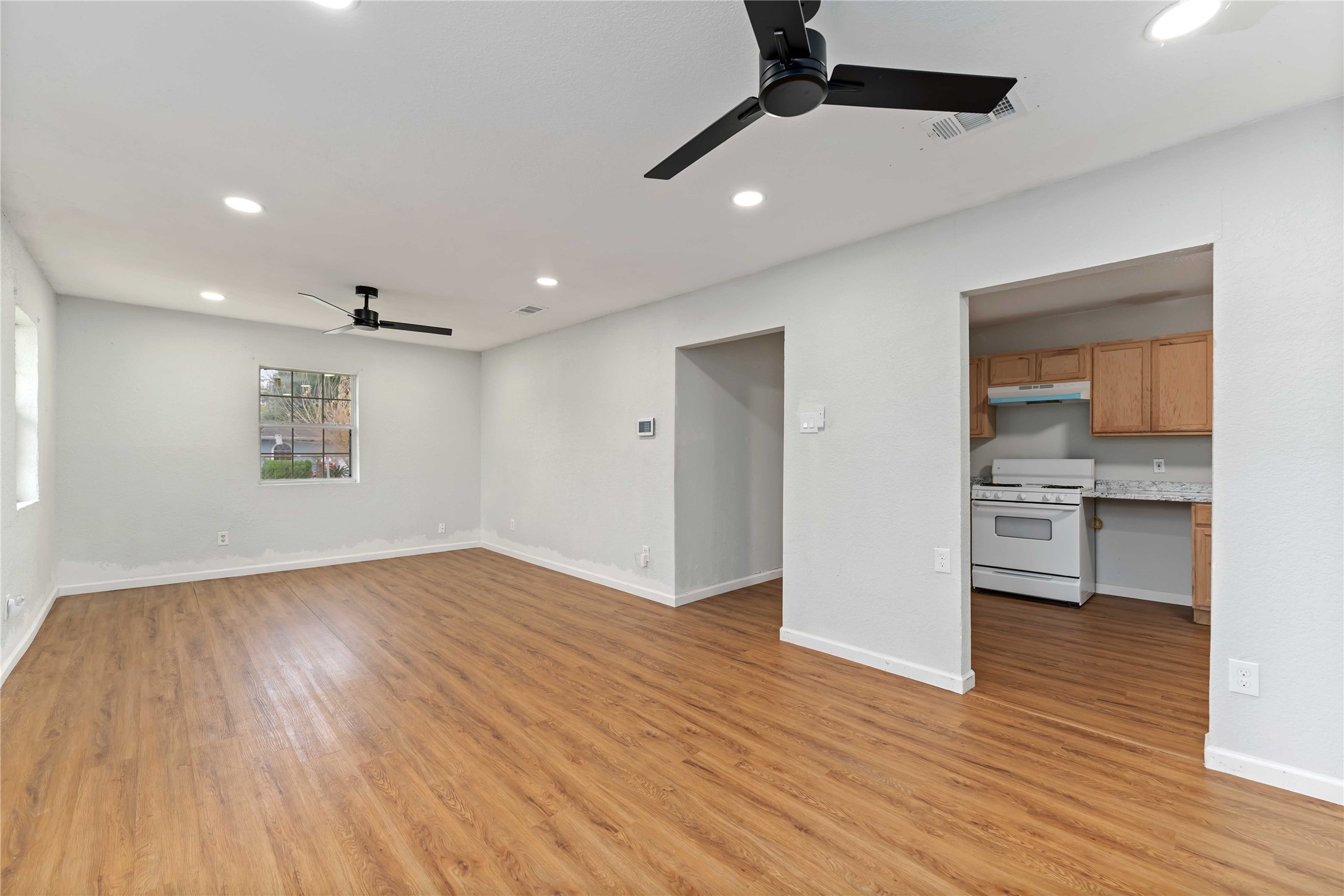 5042 Bataan Road Houston, TX 77033 - Photo 8 of 27