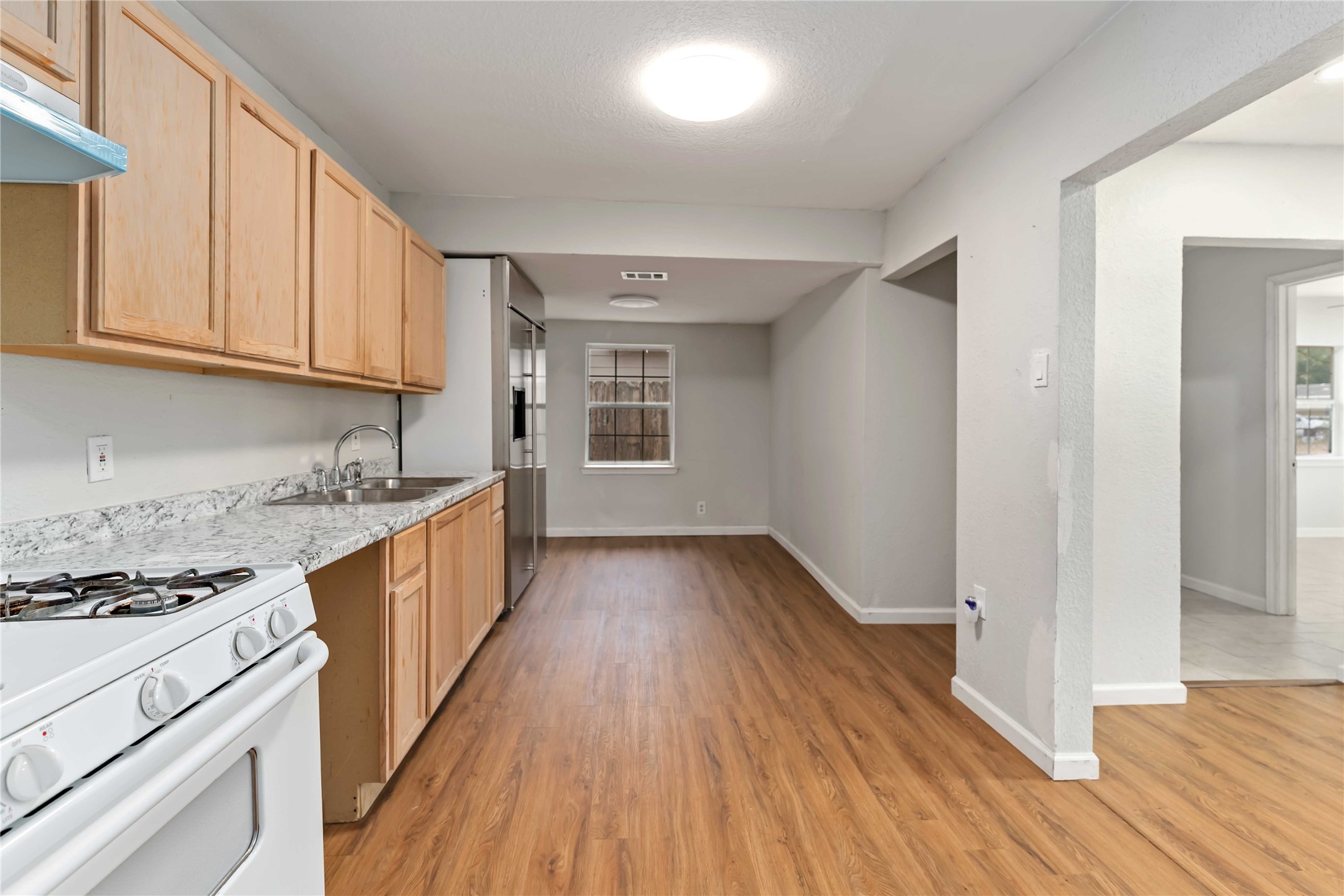 5042 Bataan Road Houston, TX 77033 - Photo 9 of 27