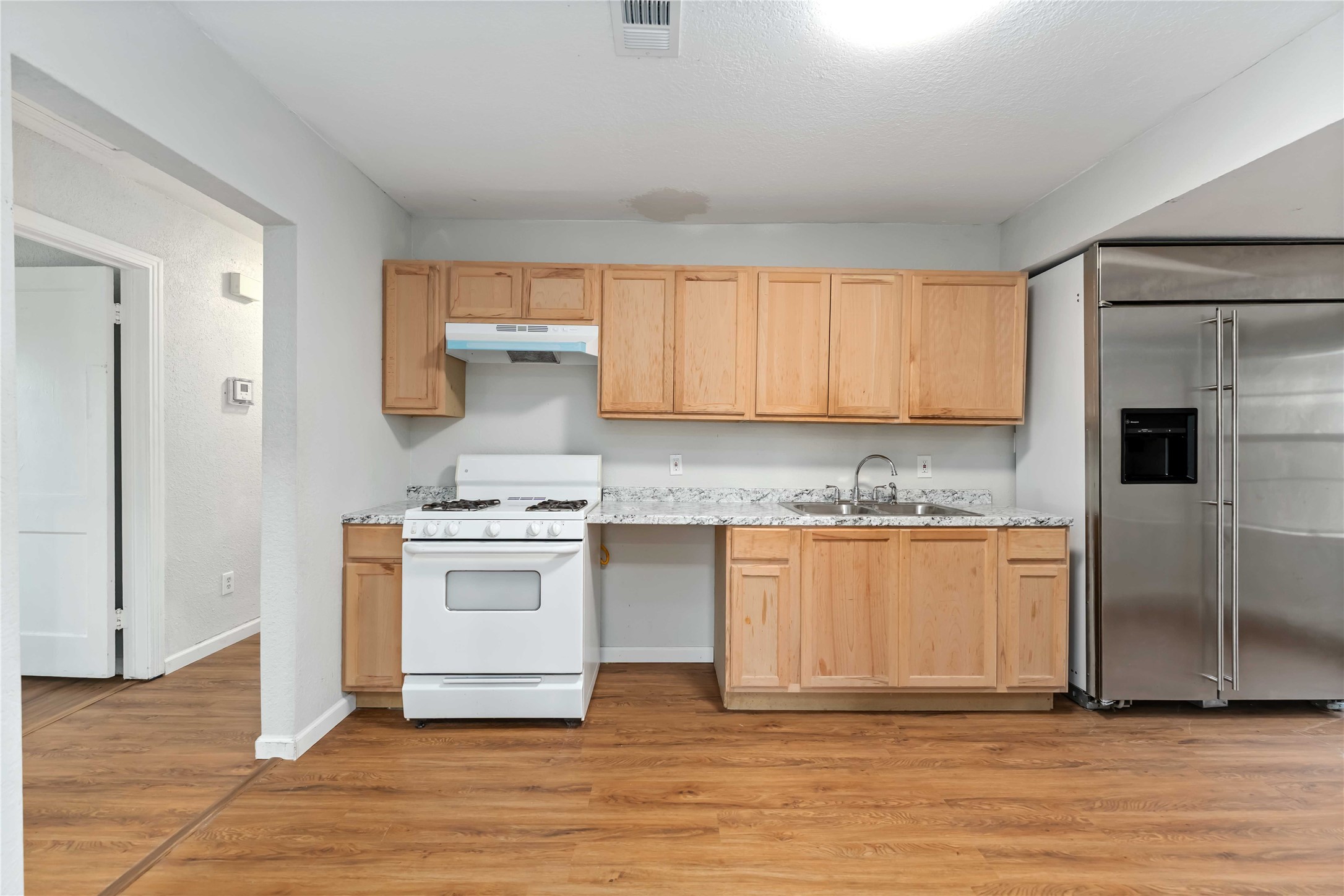 5042 Bataan Road Houston, TX 77033 - Photo 10 of 27