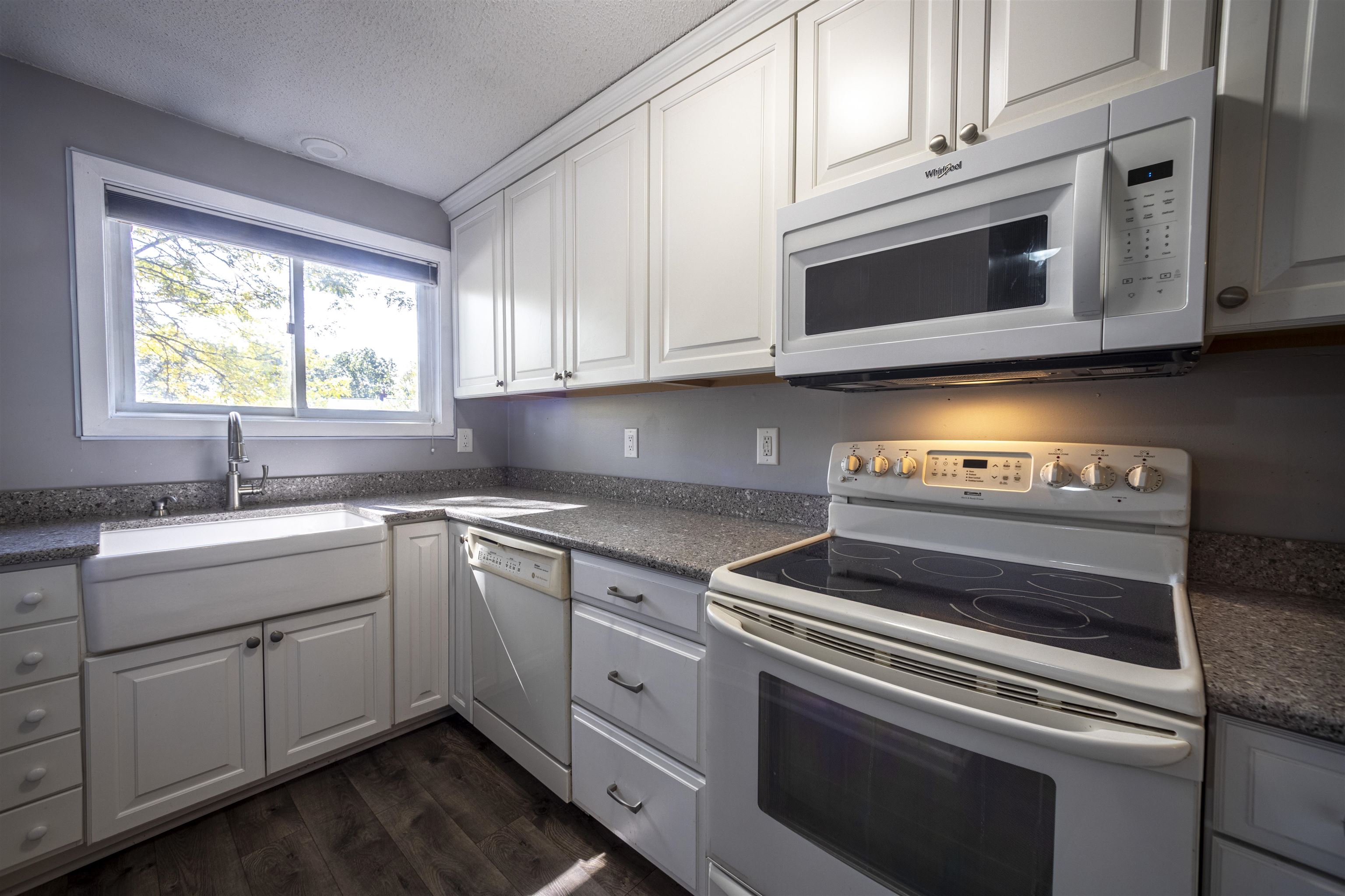 50 Thornhill Road Stratham, NH 03885 - Photo 2 of 14