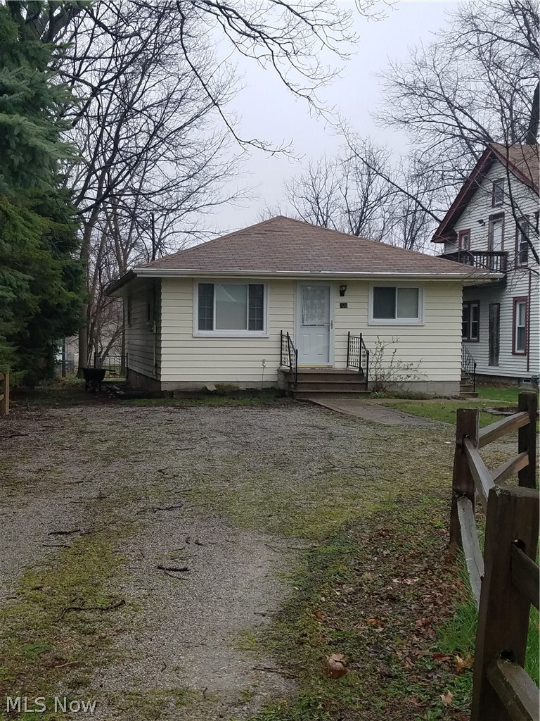 203 North Ridge Road Lorain, OH 44055 - Photo 1 of 17