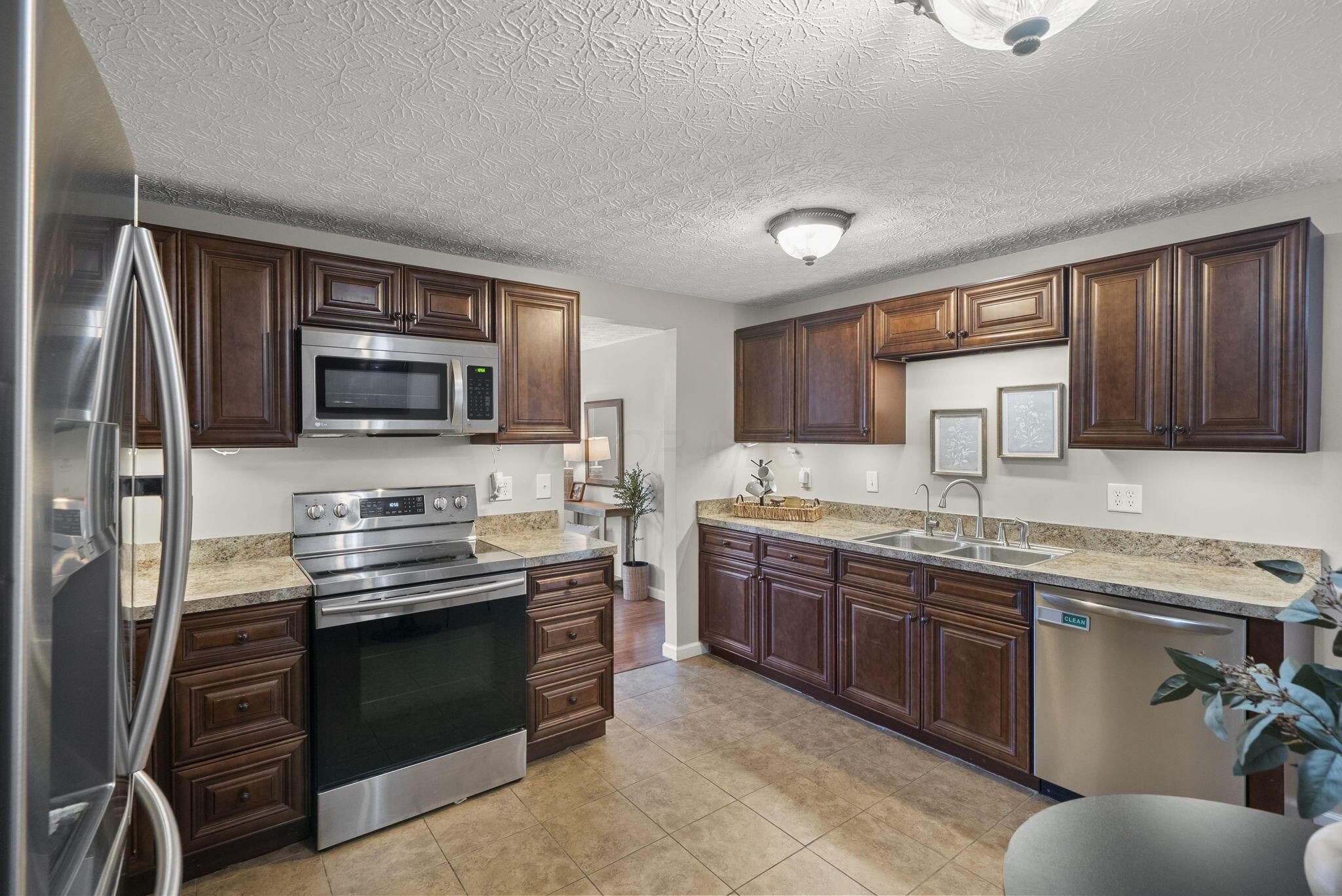 3556 Arnsby Road Columbus, OH 43232 - Photo 9 of 44 8-web-or-mls-DSC04703