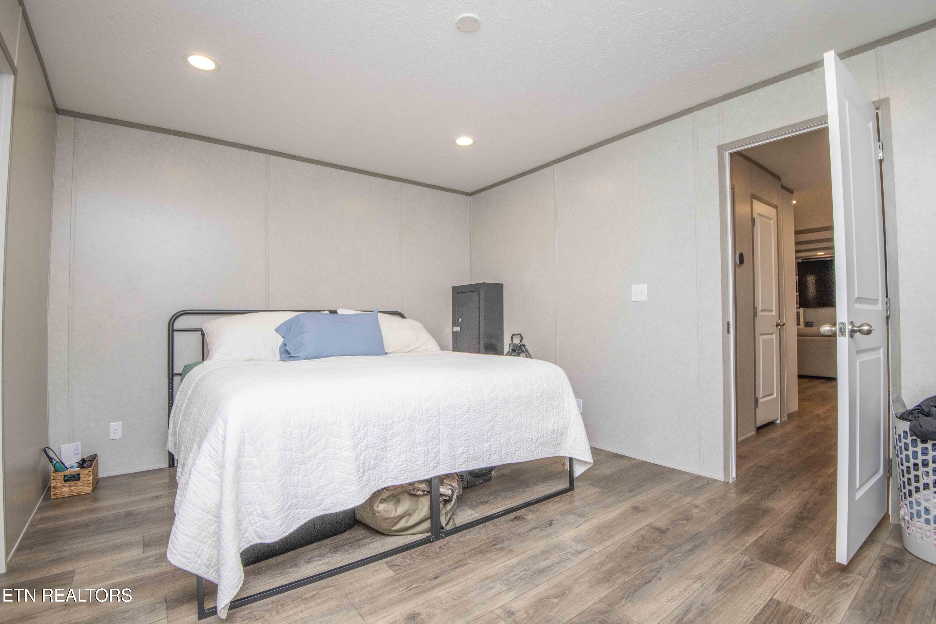 237 Johnson Valley Road Philadelphia, TN 37846 - Photo 21 of 35 master bed 3_1