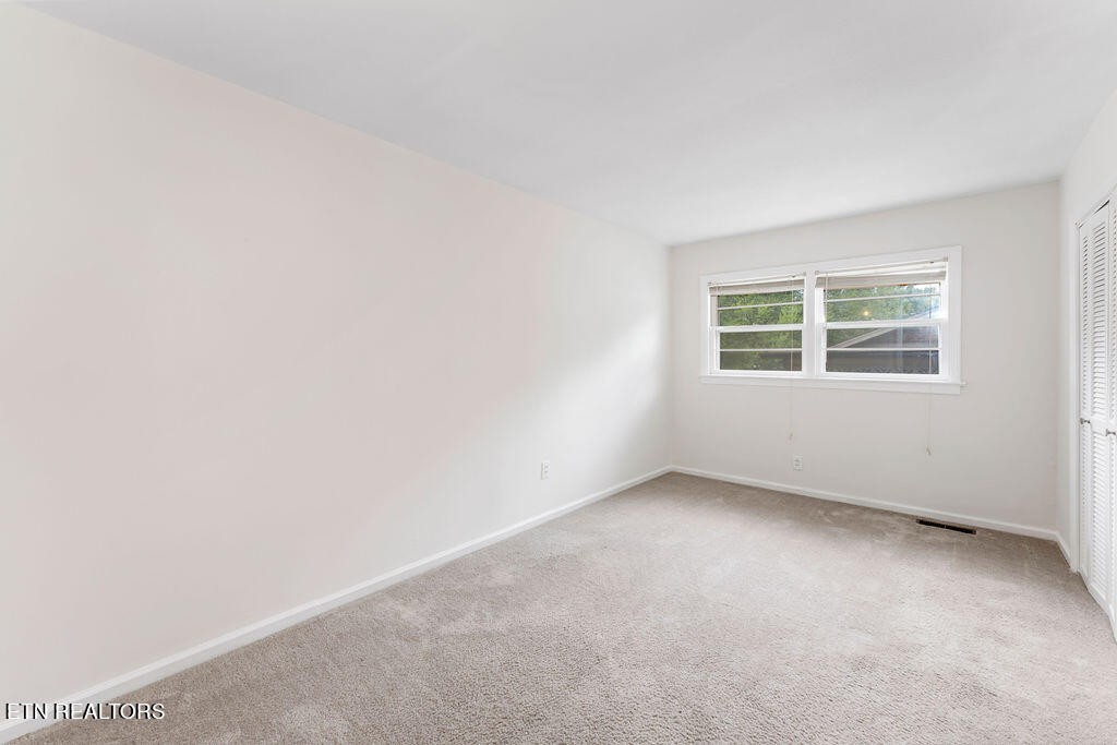 114 Tucker Road Oak Ridge, TN 37830 - Photo 8 of 22 an empty room with a window