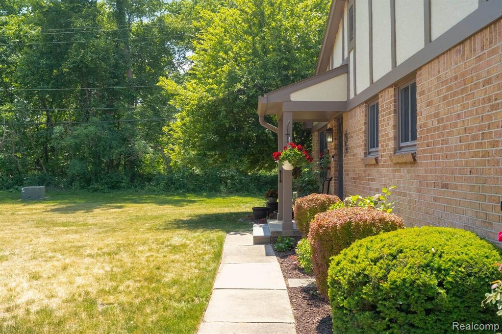1931 Allenway Court Rochester Hills, MI 48309 - Photo 3 of 42