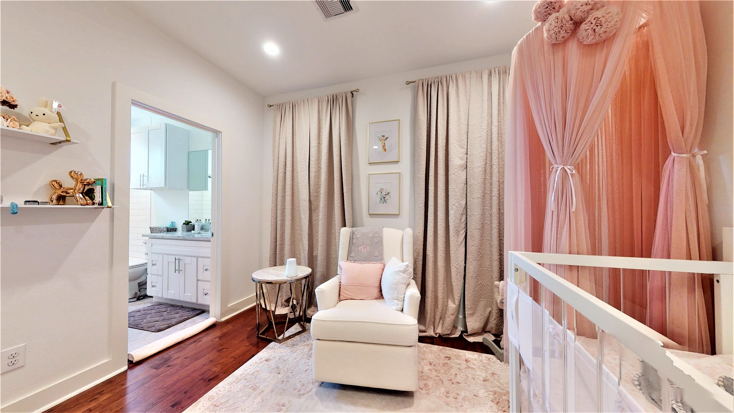 5422 Darling Street, Unit C Houston, TX 77007 - Photo 21 of 35 Secondary Bedroom / Walls are Neutral Color