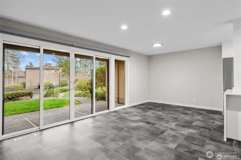 $4,800 | 4030 West Lake Sammamish Parkway Northeast, Unit F1, Redmond, WA 98052