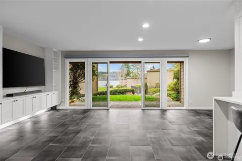 $4,800 | 4030 West Lake Sammamish Parkway Northeast, Unit F1, Redmond, WA 98052