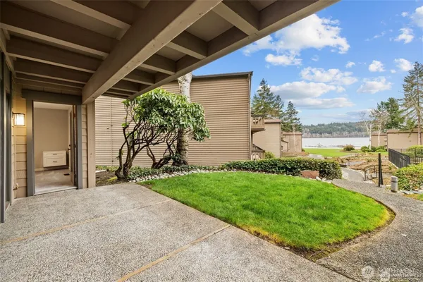$4,800 | 4030 West Lake Sammamish Parkway Northeast, Unit F1, Redmond, WA 98052
