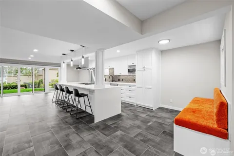 $4,800 | 4030 West Lake Sammamish Parkway Northeast, Unit F1, Redmond, WA 98052